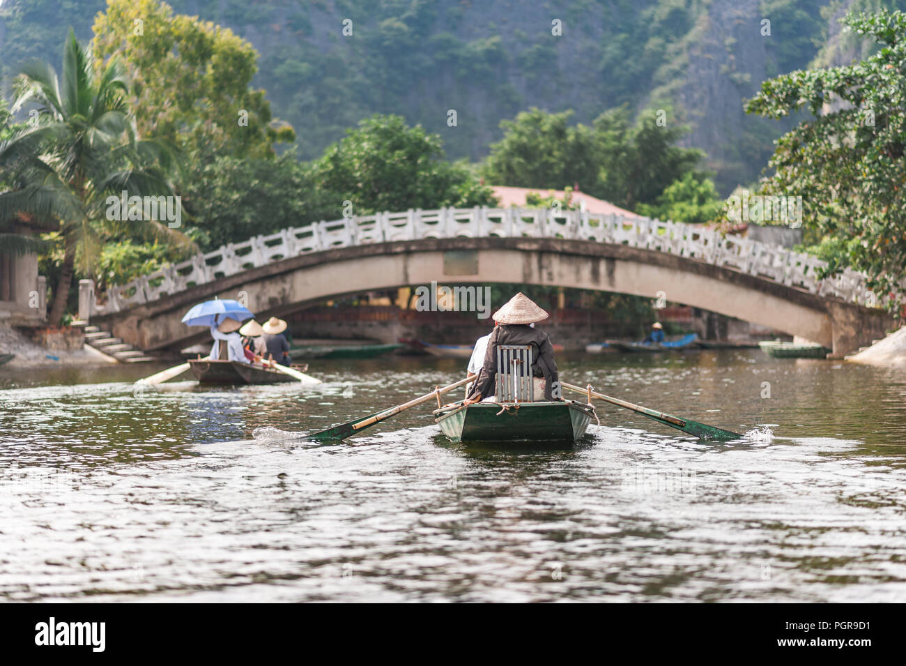 Bootsfahrt von Vung Straßenbahn Pier. Traditionelle Paddle - Bootsfahrt können die Touristen wirklich die Schönheit der Natur entlang der Ngo Dong Fluss zu schätzen wissen. Stockfoto