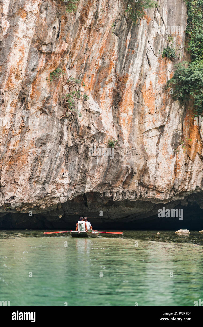 Bootsfahrt von Vung Straßenbahn Pier. Traditionelle Paddle - Bootsfahrt können die Touristen wirklich die Schönheit der Natur entlang der Ngo Dong Fluss zu schätzen wissen. Stockfoto