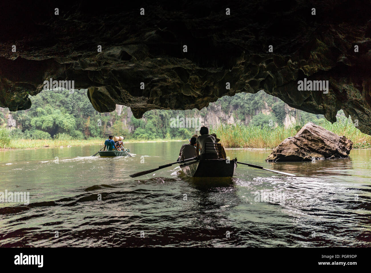 Bootsfahrt von Vung Straßenbahn Pier. Traditionelle Paddle - Bootsfahrt können die Touristen wirklich die Schönheit der Natur entlang der Ngo Dong Fluss zu schätzen wissen. Stockfoto