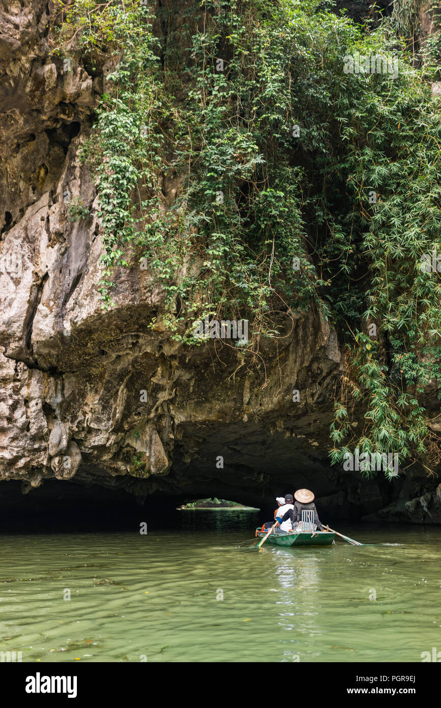 Bootsfahrt von Vung Straßenbahn Pier. Traditionelle Paddle - Bootsfahrt können die Touristen wirklich die Schönheit der Natur entlang der Ngo Dong Fluss zu schätzen wissen. Stockfoto