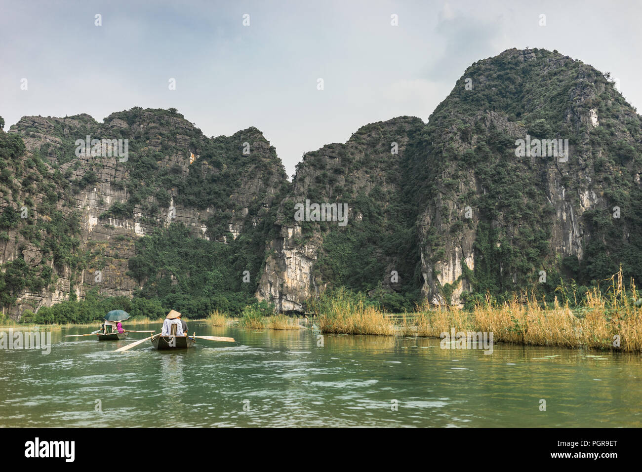 Bootsfahrt von Vung Straßenbahn Pier. Traditionelle Paddle - Bootsfahrt können die Touristen wirklich die Schönheit der Natur entlang der Ngo Dong Fluss zu schätzen wissen. Stockfoto