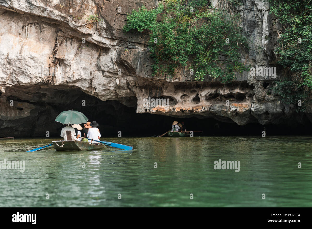 Bootsfahrt von Vung Straßenbahn Pier. Traditionelle Paddle - Bootsfahrt können die Touristen wirklich die Schönheit der Natur entlang der Ngo Dong Fluss zu schätzen wissen. Stockfoto