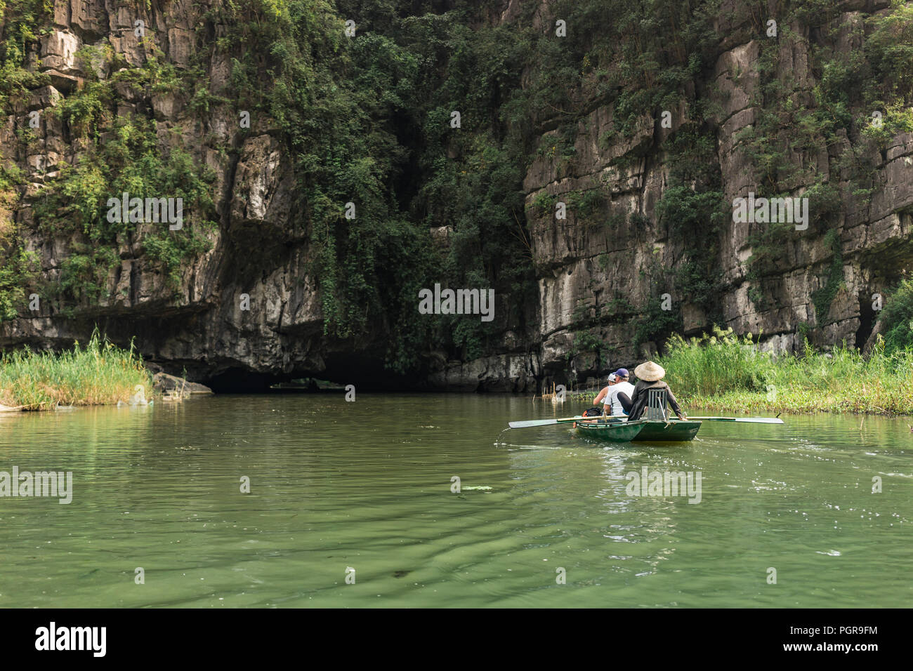 Bootsfahrt von Vung Straßenbahn Pier. Traditionelle Paddle - Bootsfahrt können die Touristen wirklich die Schönheit der Natur entlang der Ngo Dong Fluss zu schätzen wissen. Stockfoto