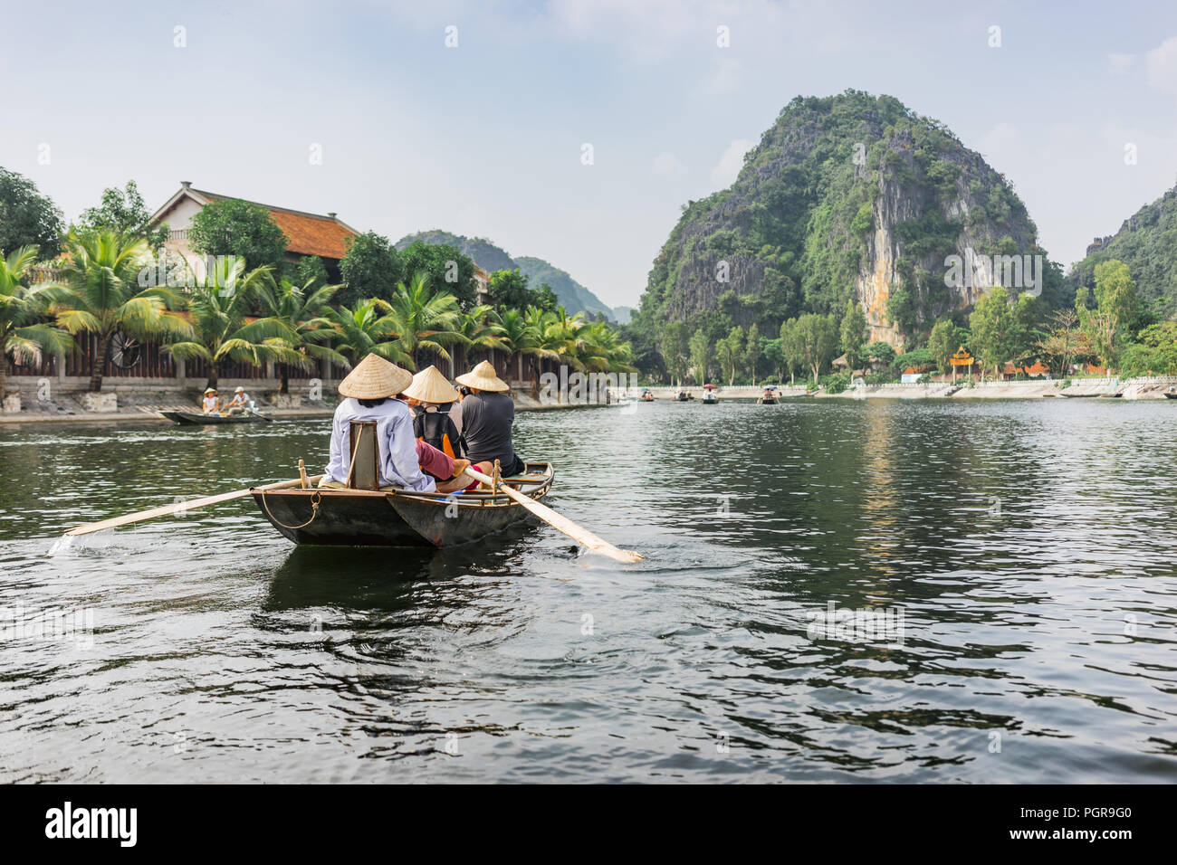 Bootsfahrt von Vung Straßenbahn Pier. Traditionelle Paddle - Bootsfahrt können die Touristen wirklich die Schönheit der Natur entlang der Ngo Dong Fluss zu schätzen wissen. Stockfoto