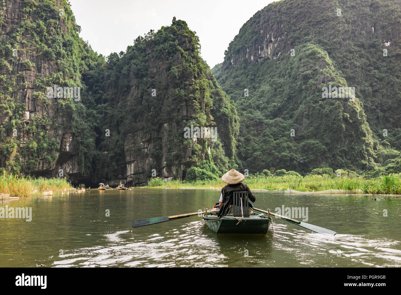 Bootsfahrt von Vung Straßenbahn Pier. Traditionelle Paddle - Bootsfahrt können die Touristen wirklich die Schönheit der Natur entlang der Ngo Dong Fluss zu schätzen wissen. Stockfoto