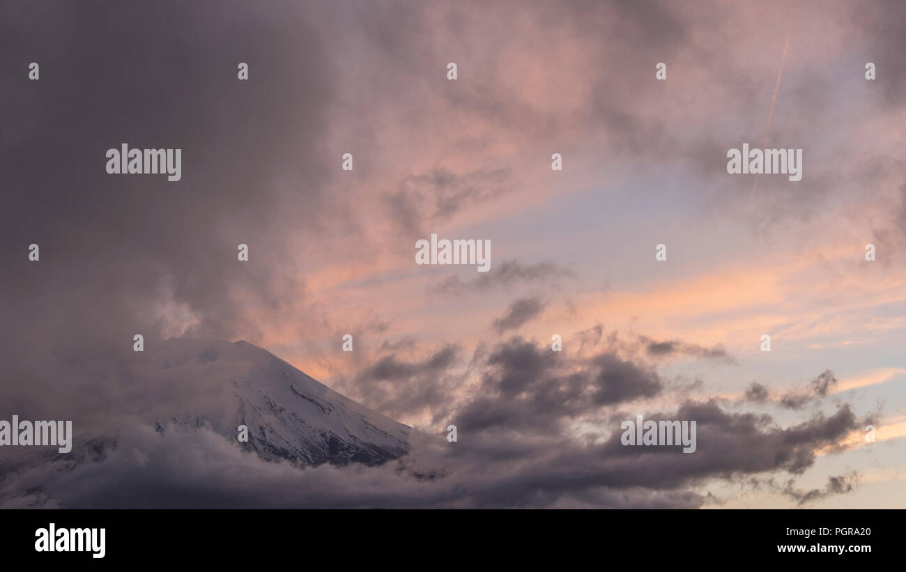 Berg Fuji mit schönen Cloud Form auf der Oberseite bei Yamanakago See, Yamanashi Stockfoto