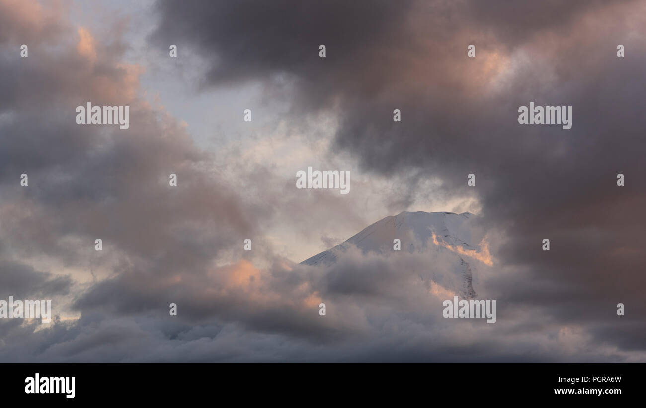 Berg Fuji mit schönen Cloud Form auf der Oberseite bei Yamanakago See, Yamanashi Stockfoto