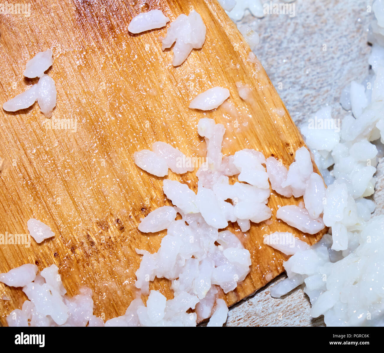 Reis auf dem großen Holzlöffel kochen Zutat für asiatische Lebensmittel Rezepte extreme Close-up Stockfoto