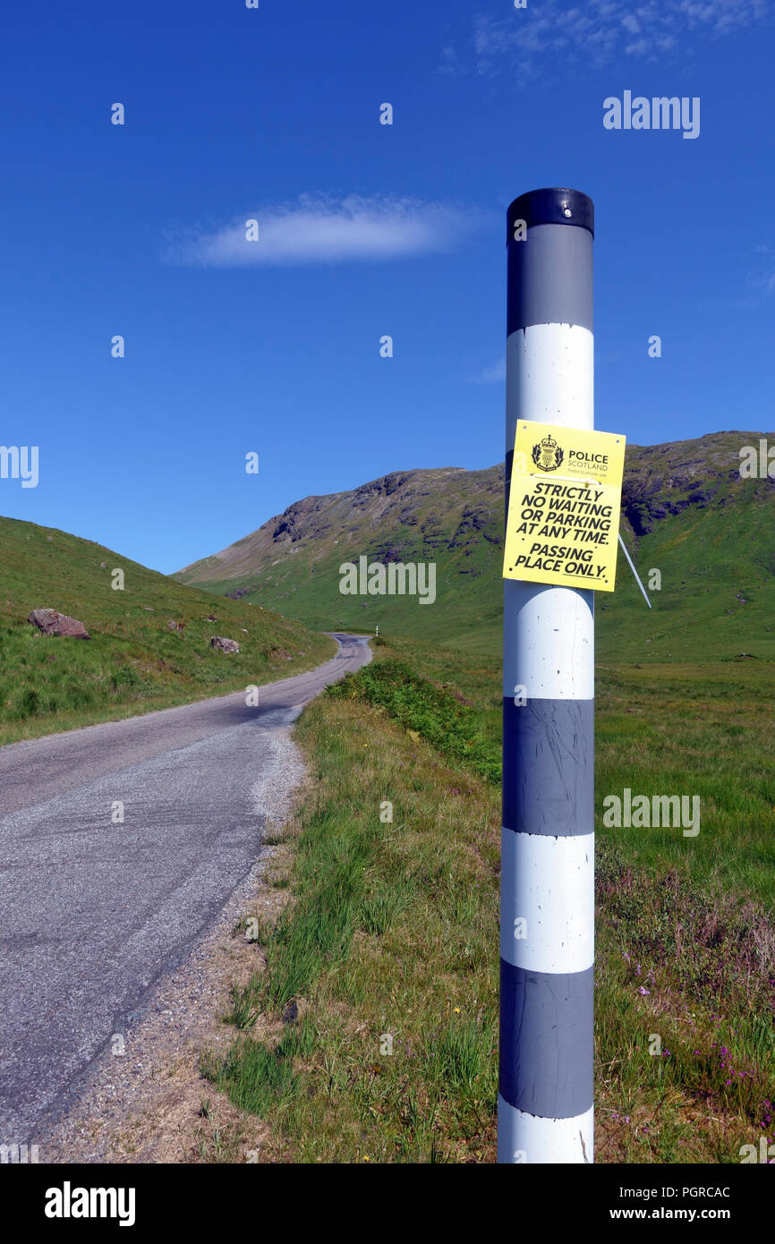 Vorbei an Platz Polizei Zeichen - Streng keine Wartezeiten oder Parken jederzeit Mitteilung über die einspurige Straßen auf Mull, Innere Hebriden, Schottland Stockfoto