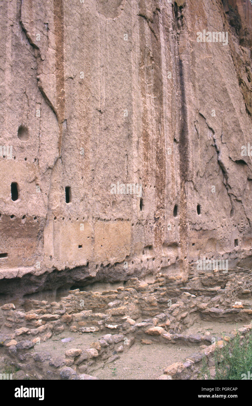 Frijoles Schlucht Ruinen, Bandelier National Monument, NM. Foto Stockfoto