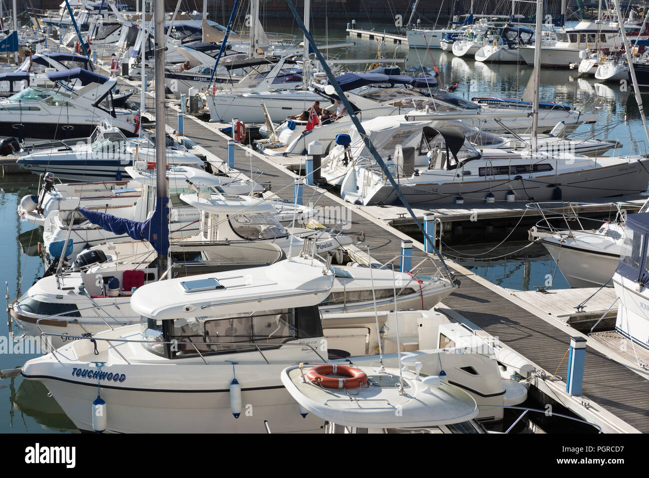 Boote an ihrem Liegeplatz im Sovereign Harbour, in Eastbourne, in der Grafschaft East Sussex an der Südküste von England, UK. Stockfoto