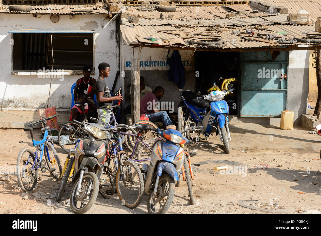 ZIGUINCHOR, SENEGAL - Apr 28, 2017: Unbekannter senegalesischen Männer sprechen über etwas. Noch viele Menschen im Senegal leben in Armut Stockfoto