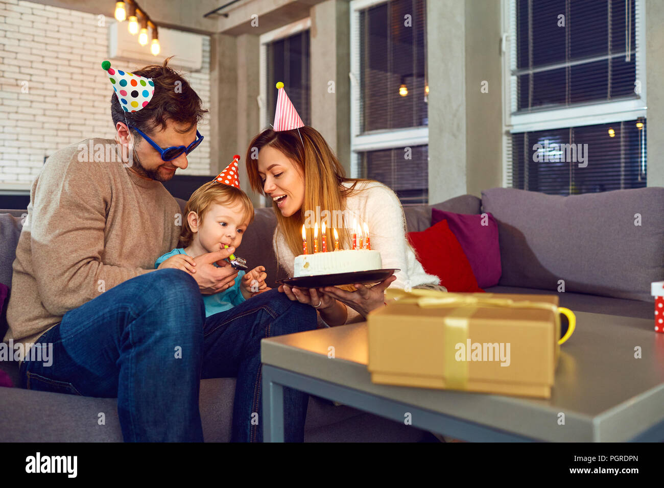 Glückliche Familie mit einem festlichen Kuchen feiert Geburtstag Stockfoto