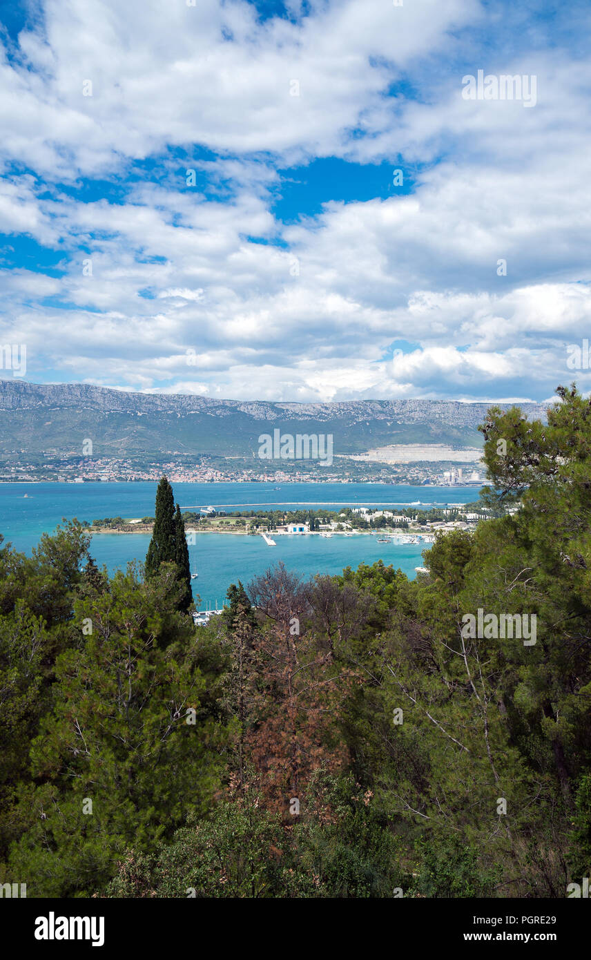 Blick auf die Stadt von Norden Kastela Marjan Park. Stockfoto