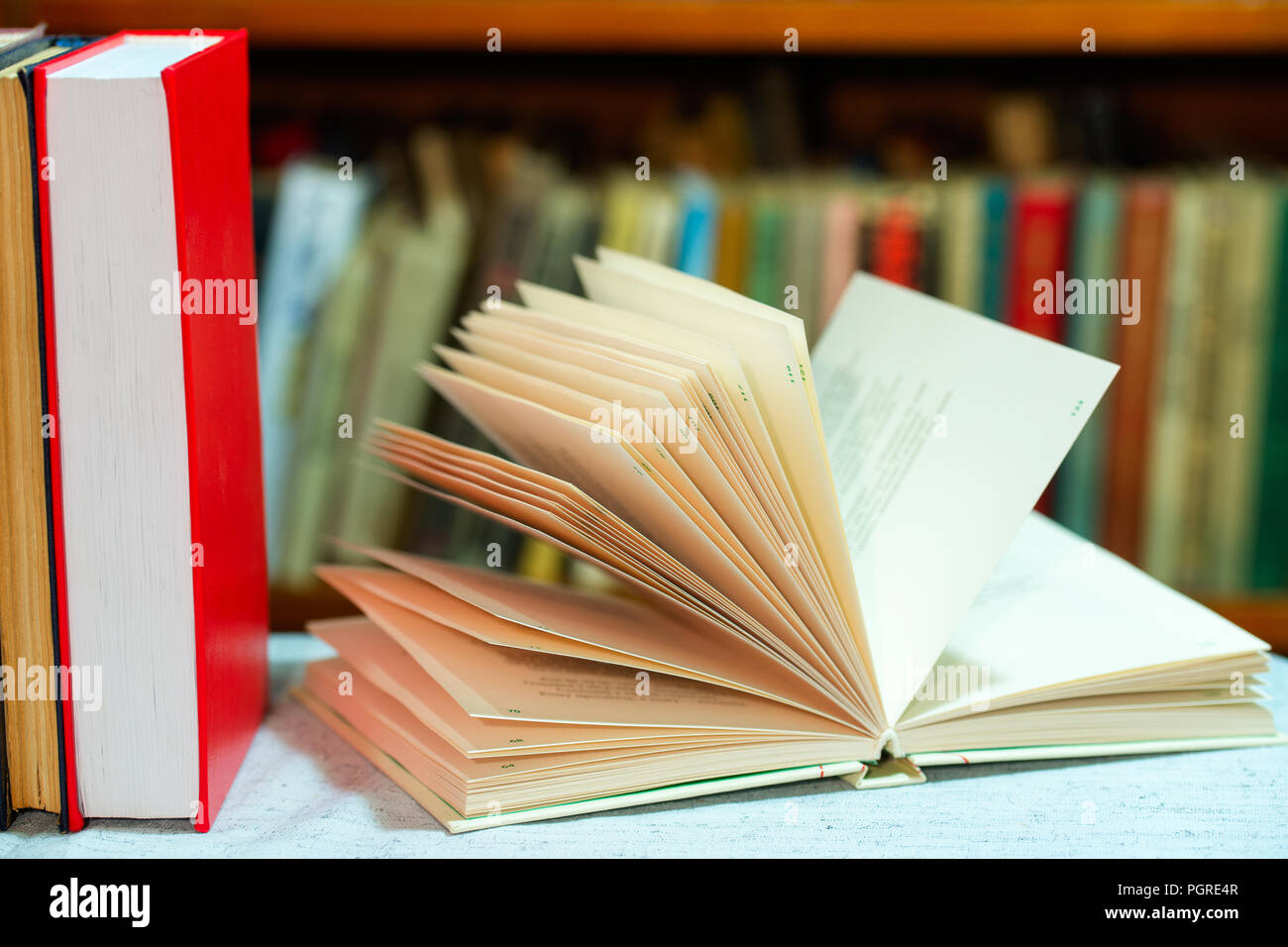 Buch auf, Stapel von gebundene Bücher auf dem Tisch. Ansicht von oben. Stockfoto