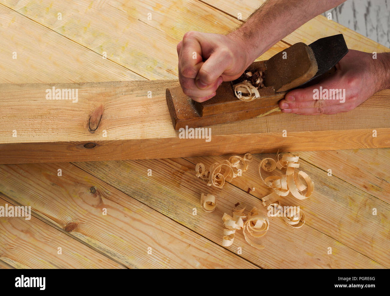 Tischler Werkzeuge auf Holz Tisch Hintergrund. Kopieren Sie Platz. Ansicht von oben Stockfoto