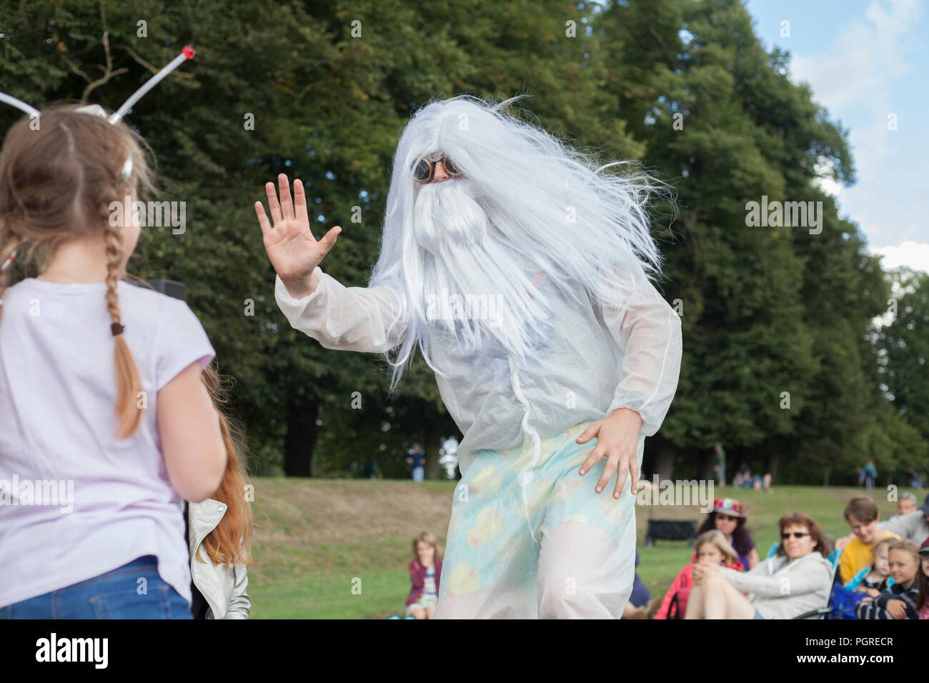 "Ausgebucht Theater 'Children's Theatre Company Performance in Greenbelt Festival Stockfoto