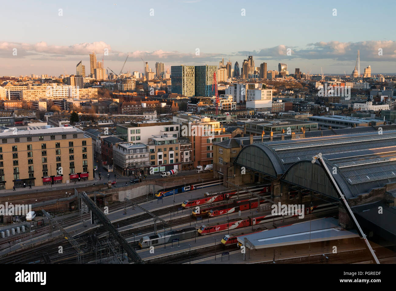 LONDON, Großbritannien - 7. MÄRZ 2018: die hohen, breiten, tagsüber Aussicht auf die Skyline von London, mit King's Cross Station im Vordergrund und die Wahrzeichen der Stadt in der Stockfoto