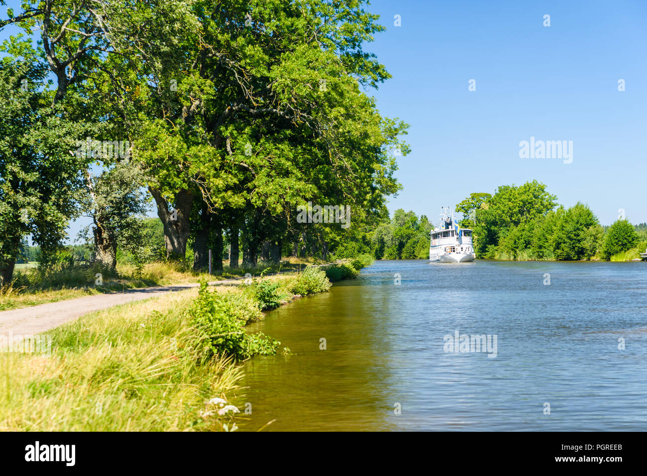 Weiß tour Boot unterwegs die Gota Canal an einem schönen Sommertag. Lage außerhalb von Jonsboda, Schweden. Stockfoto