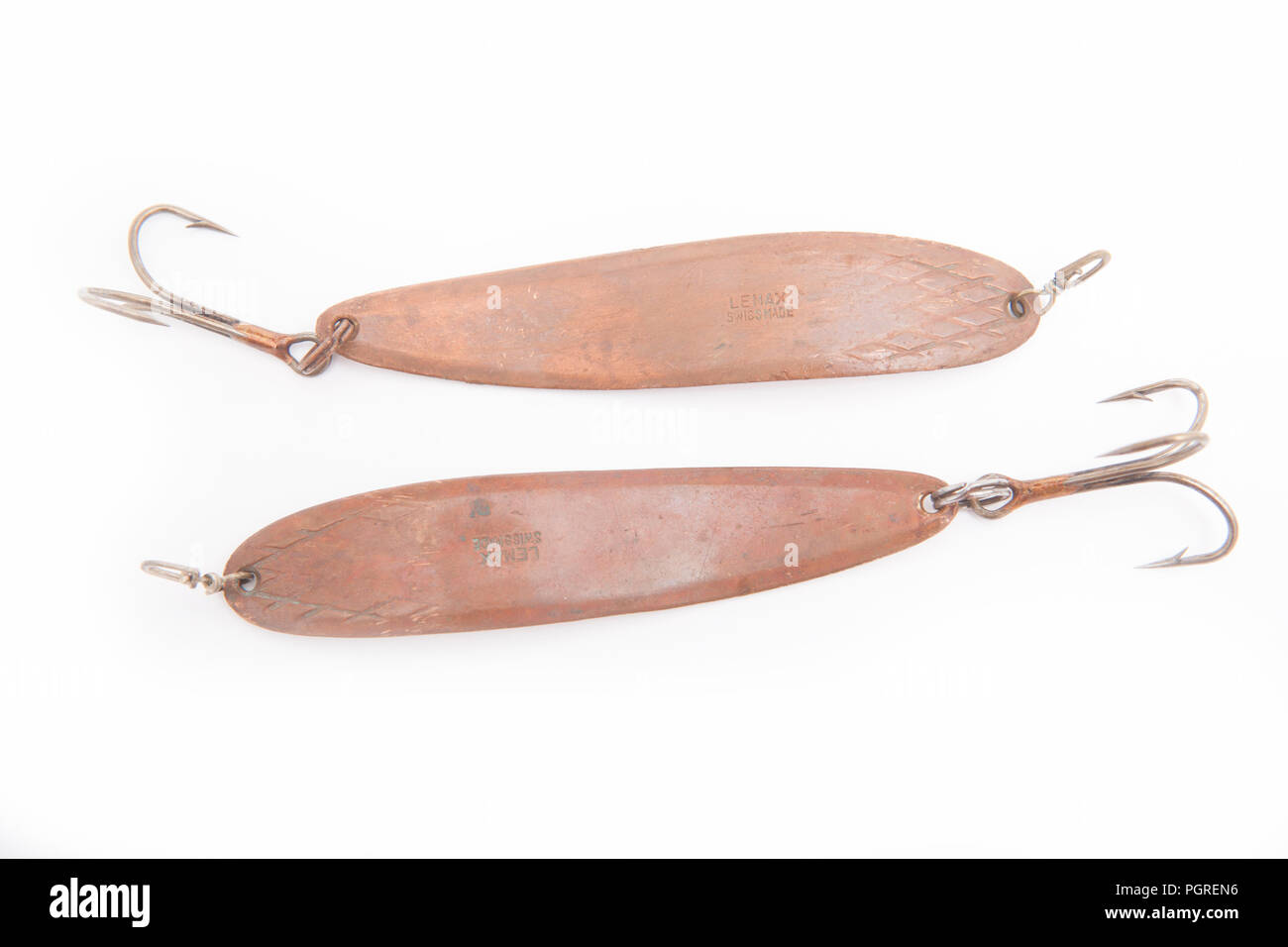 Ein paar alte Swiss made Lemax metall Angeln Köder für den Fang von Raubfischen, die so konzipiert und ausgerüstet sind, mit treble Hooks. Aus einer Sammlung von Vintage ein Stockfoto