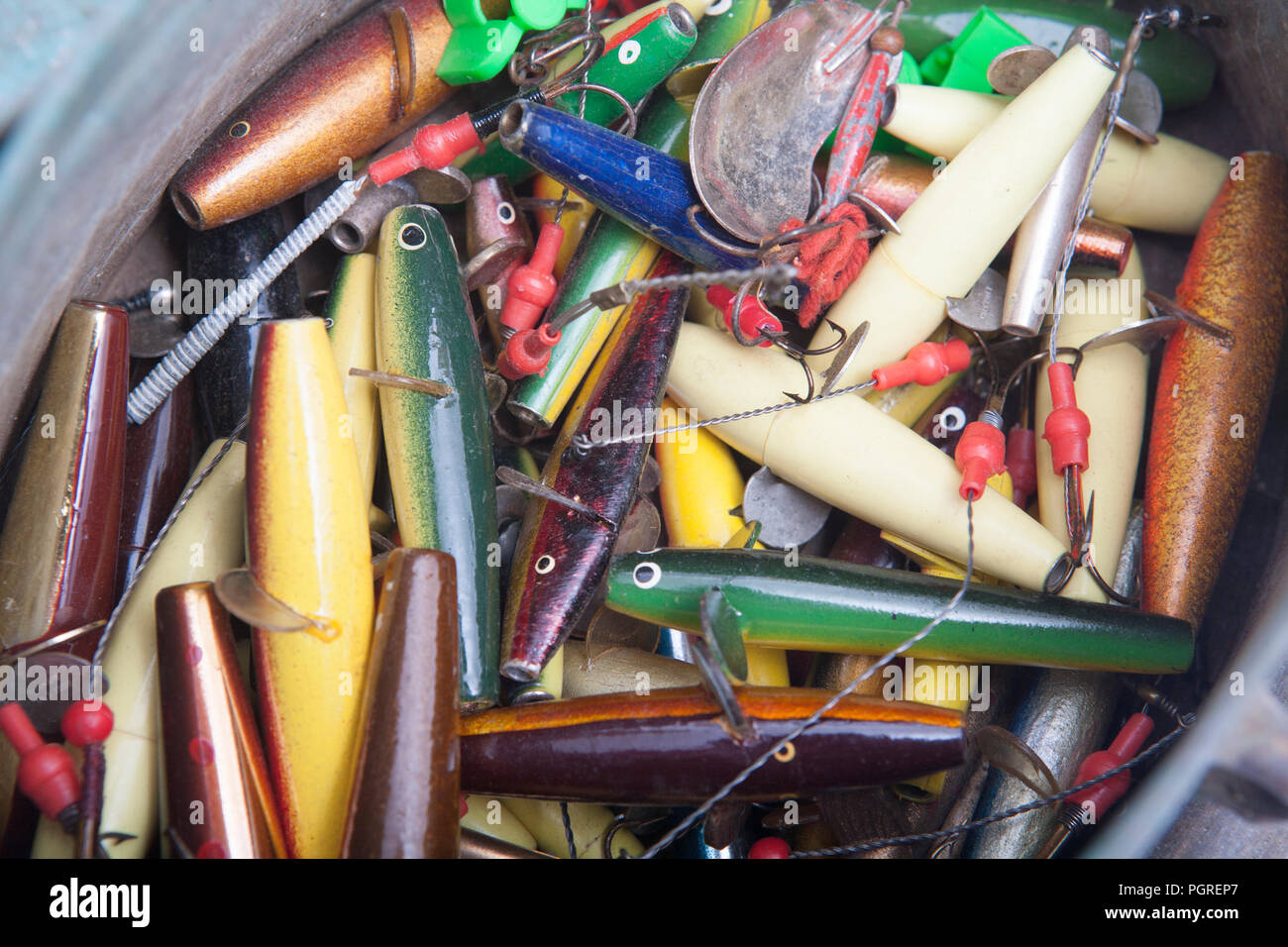 Eine Auswahl von lackierten und unlackierten Devon minnow Köder für den Fang von Raubfischen konzipiert. Aus einer Sammlung von klassischen und modernen Angelgeräte. Stockfoto