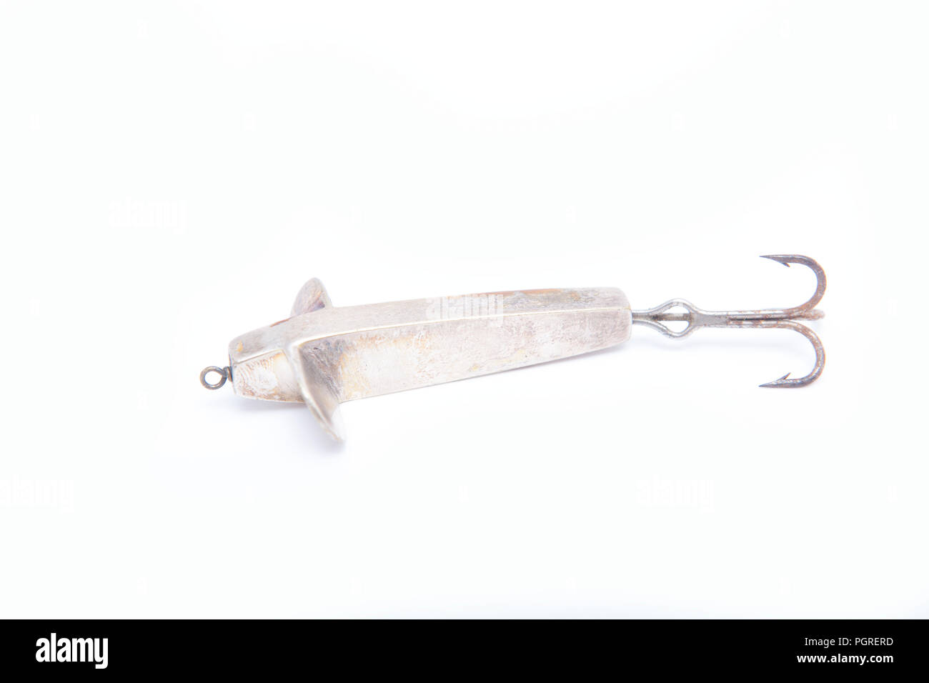 Eine alte Metall Angeln Köder für den Fang von Raubfischen mit treble Haken ausgestattet. Aus einer Sammlung von klassischen und modernen Angelgeräte. Keine Stockfoto