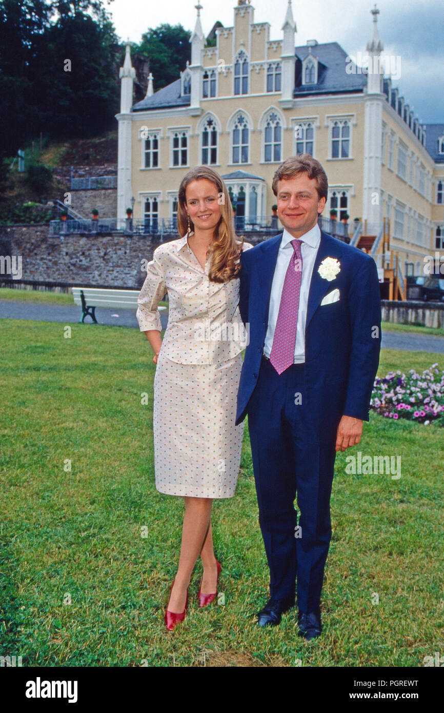 Verlobung von Filippa zu Sayn Wittgenstein mit Graf Vittorio Mazzeti d'Albertis in Sayn, Deutschland 2000. Engagement von Filippa Prinzessin von Sayn Wittgenstein mit Graf Vittorio Mazzeti d'Albertis in Sayn, Deutschland 2000. Stockfoto