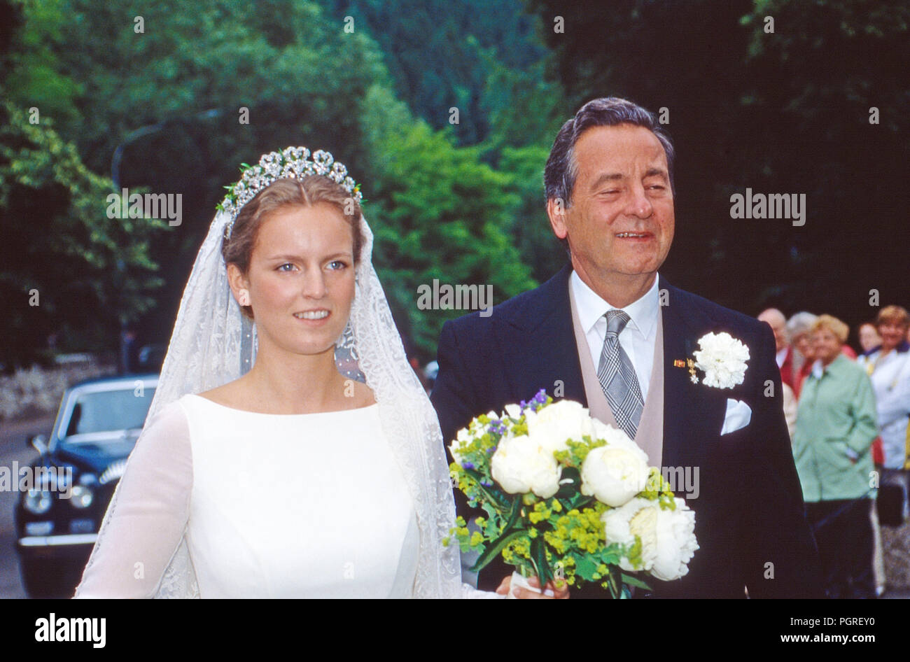 Filippa Prinzessin zu Sayn Wittgenstein am Arm ihres Vaters Alexander Prinz zu Sayn Wittgenstein Sayn eine ihrer Hochzeit mit Graf Vittorio Mazzeti d'Albertis in Sayn, Deutschland 2001. Filippa Prinzessin von Sayn Wittgenstein mit ihrem Vater Alexander Prinz von Sayn Sayn Wittgebstein am Tag der Hochzeit mit Graf Vittorio Mazzeti d'Albertis in Sayn, Deutschland 2001. Stockfoto