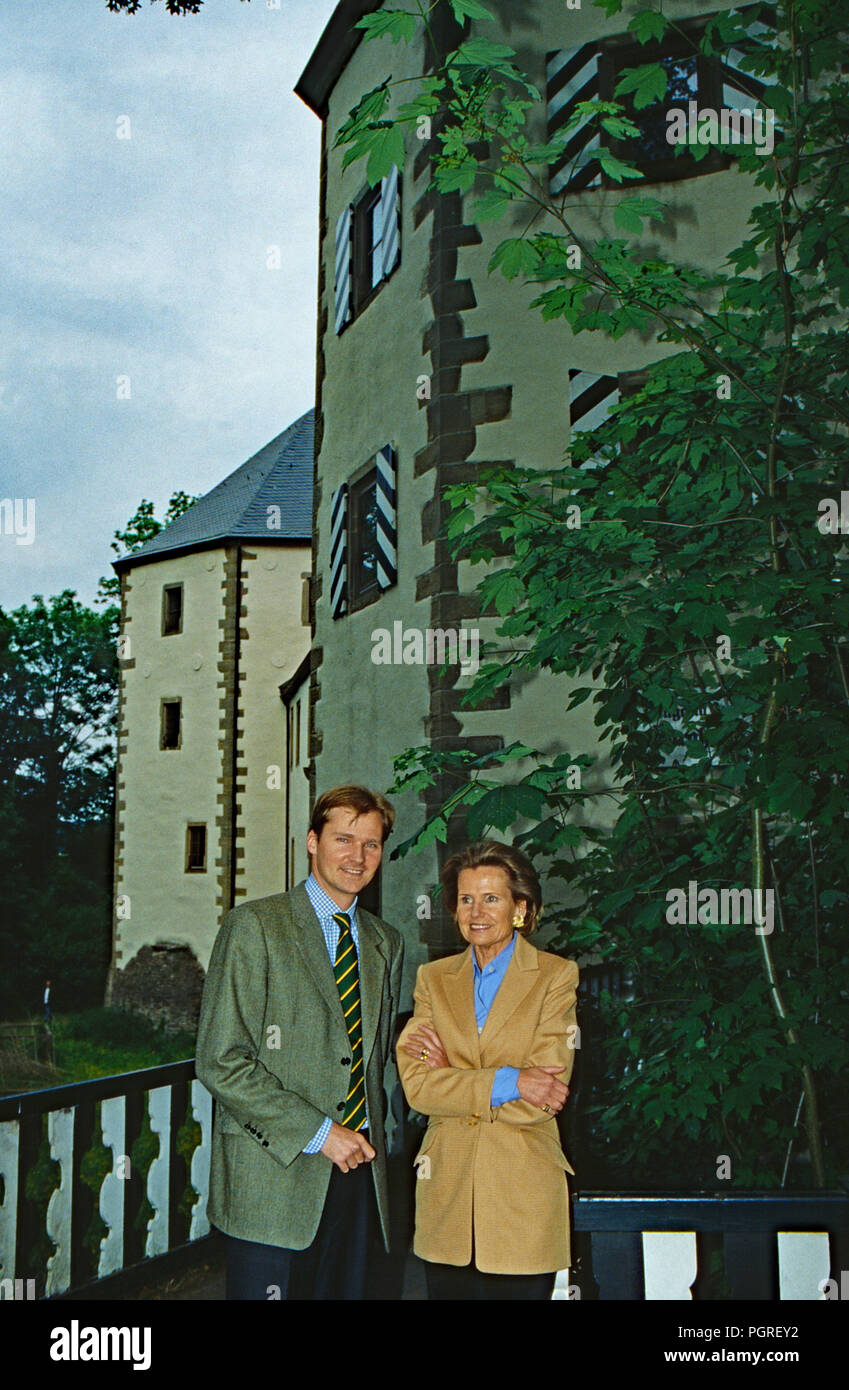 Alexandra Freifrau von Berlichingen mit Sohn Götz am Eingang der Götzenburg in Jagsthausen, Deutschland 1998. Alexandra Freifrau von Berlichingen mit Sohn Goetz am Eingang Goetzenburg Schloss in Jagsthausen, Deutschland 1998. Stockfoto