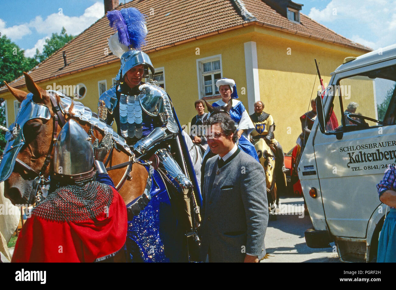 Luitpold Prinz von Bayern mit Ritterdarsteller auf dem Kaltenberger Ritterturnier, Deutschland 1989. Luitpold Prinz von Bayern mit Ritter am Kaltenberg knights Festival, Deutschland 1989. Stockfoto