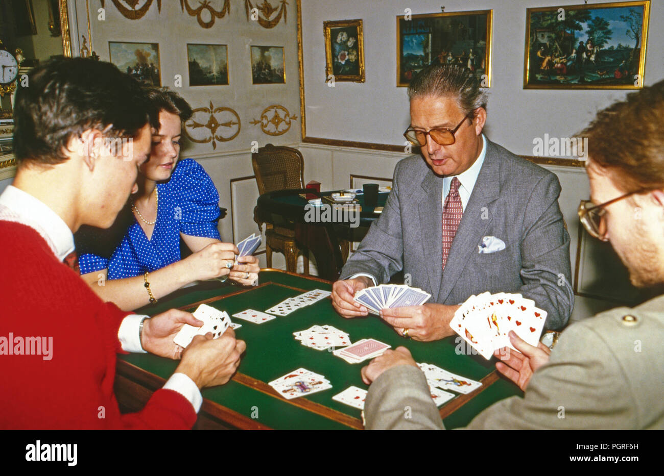 Carl Herzog von Württemberg beim Kartenspiel mit den Kindern Mathilde, Eberhard und Philipp auf Schloss Altshausen, Deutschland 1985. Carl Herzog von Württemberg Spielkarten mit seinen Kindern Mathilde, Eberhard und Philipp in Altshausen schloss, Deutschland 1985. Stockfoto