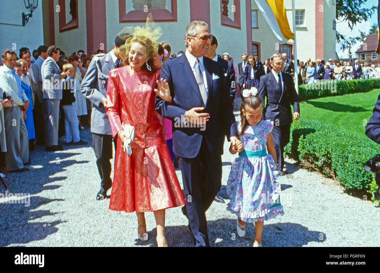 Carl Herzog von Württemberg mit Ehefrau Diane und den Kindern Friedrich, Mathilde, Eberhard, Philipp, Michael und Eleonore Fleur auf Schloss Altshausen, Deutschland 1985. Carl Herzog von Württemberg mit seiner Frau Diane und ihre Kinder Friedrich, Mathilde, Eberhard, Philipp, Michael und Eleonore Fleur in Altshausen schloss, Deutschland, 1985. Stockfoto