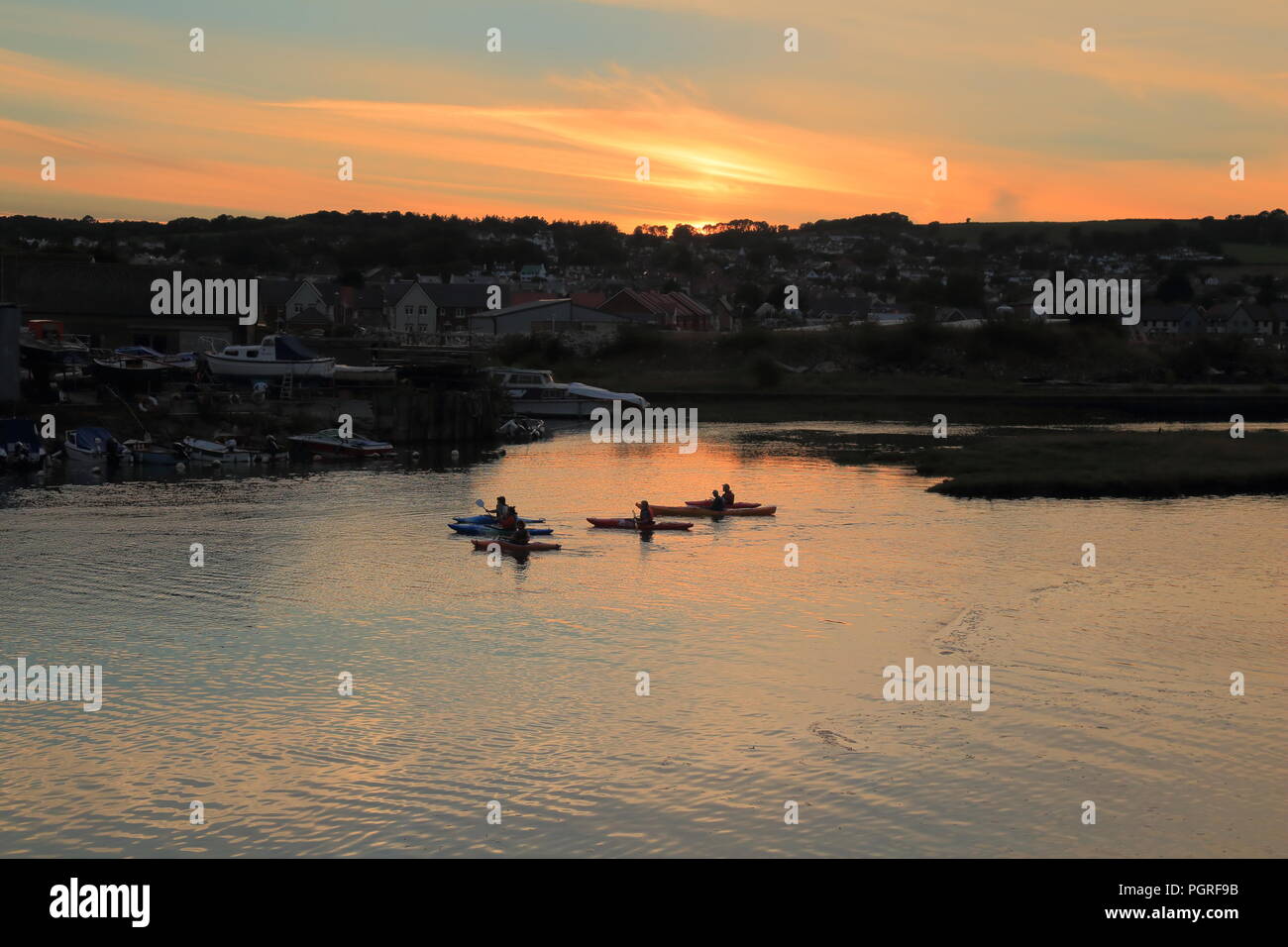 Kajaks auf dem Fluss Ax in East Devon bei Sonnenuntergang Stockfoto