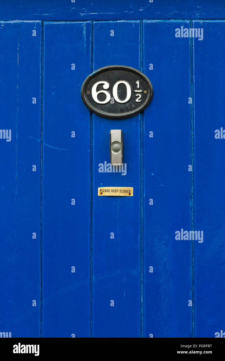 Plakette an der blauen Tür Nummer einundsechzig in Lincoln, Lincolnshire UK im August - 60,5 Stockfoto