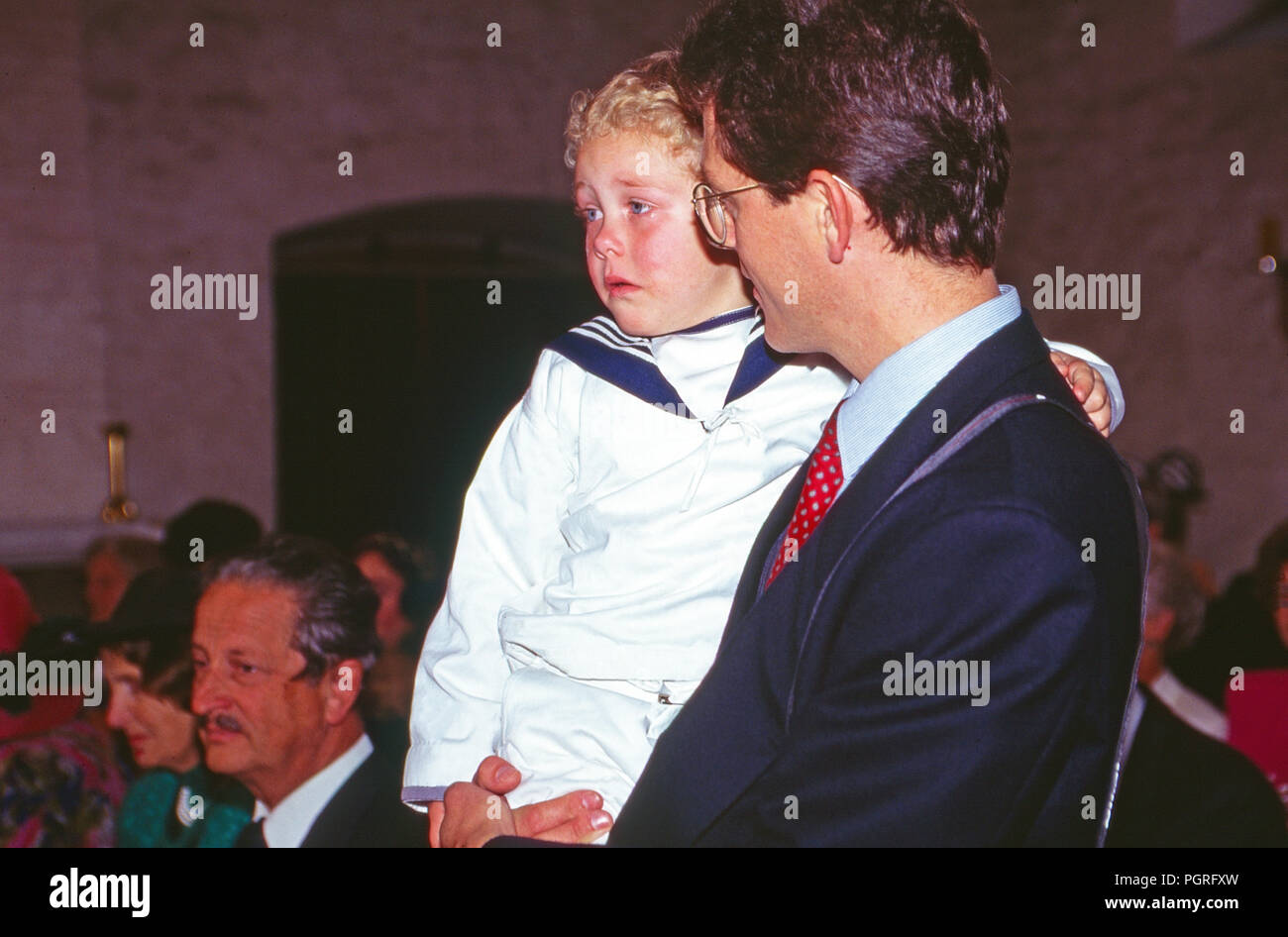 Weinender kleiner Ringträger bei der Hochzeit von Andreas Augst von Habsburg Lothringen mit Maria Christina von Hatzfeld Dönhoff in Johannisberg, Deutschland 1994. Schreien wenig Ring bearer auf der Hochzeit von Andreas August von Habsburg Lothringen mit Maria Christine von Hatzfeld Doenhoff genommen am Johannisberg, Deutschland 1994. Stockfoto