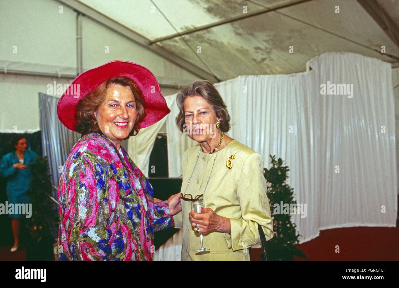 Tatiana von Metternich (links) und Erzherzogin Maria von Österreich bei der Hochzeit von Andreas Augst von Habsburg Lothringen mit Maria Christina von Hatzfeld Dönhoff in Johannisberg, Deutschland 1994. Tatiana Metternich mit Erzherzogin Maria von Österreich bei der Hochzeit von Andreas August von Habsburg Lothringen mit Maria Christine von Hatzfeld Doenhoff genommen am Johannisberg, Deutschland 1994. Stockfoto