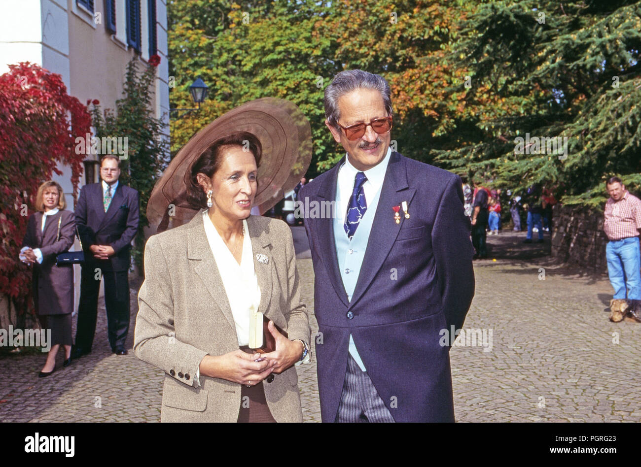 Maria Magdalena brautmutter Gräfin von Hatzfeld Dönhoff, geb. von Mumm, bei der Hochzeit von Andreas Augst von Habsburg Lothringen mit Maria Christina von Hatzfeld Dönhoff in Johannisberg, Deutschland 1994. Mutter der Braut Maria Magdalena Gräfin von Hatzfeld Doenhoff genommen, nee von Mumm, bei der Hochzeit von Andreas August von Habsburg Lothringen mit Maria Christine von Hatzfeld Doenhoff genommen am Johannisberg, Deutschland 1994. Stockfoto