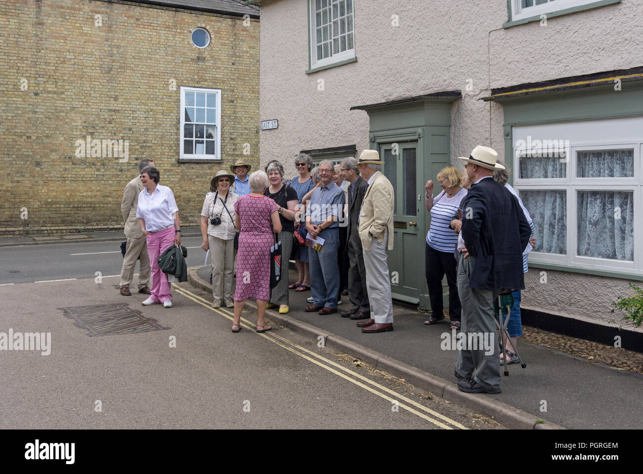 Eine Gruppe von Senioren auf eine geführte Tour zu Fuß durch die Kunst Fonds organisiert, der historischen Marktstadt Kimbolton, Cambridgeshire, Großbritannien Stockfoto