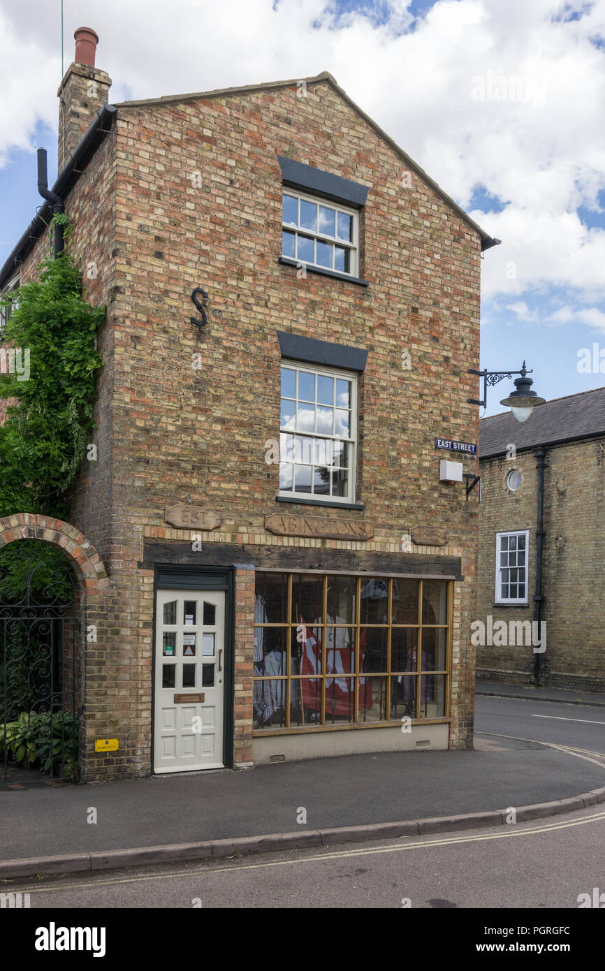 Abingtons Herrenmode shop, Kimbolton, Cambridgeshire, Großbritannien; 1888 errichtet worden ist, ist in einem alten Fabriketagen. Stockfoto