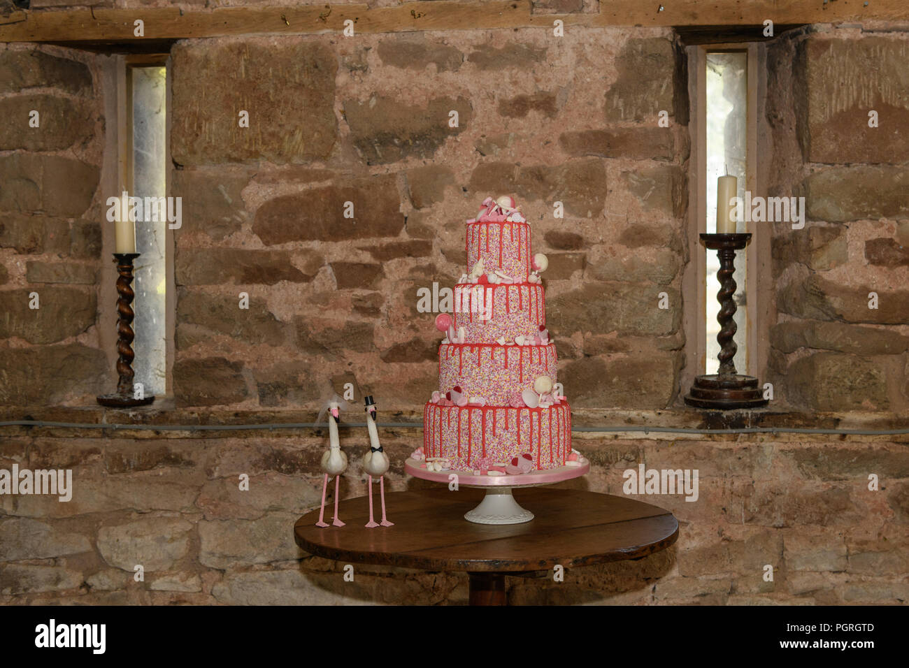 Rosa Neuheit tiered Hochzeitstorte Stockfoto