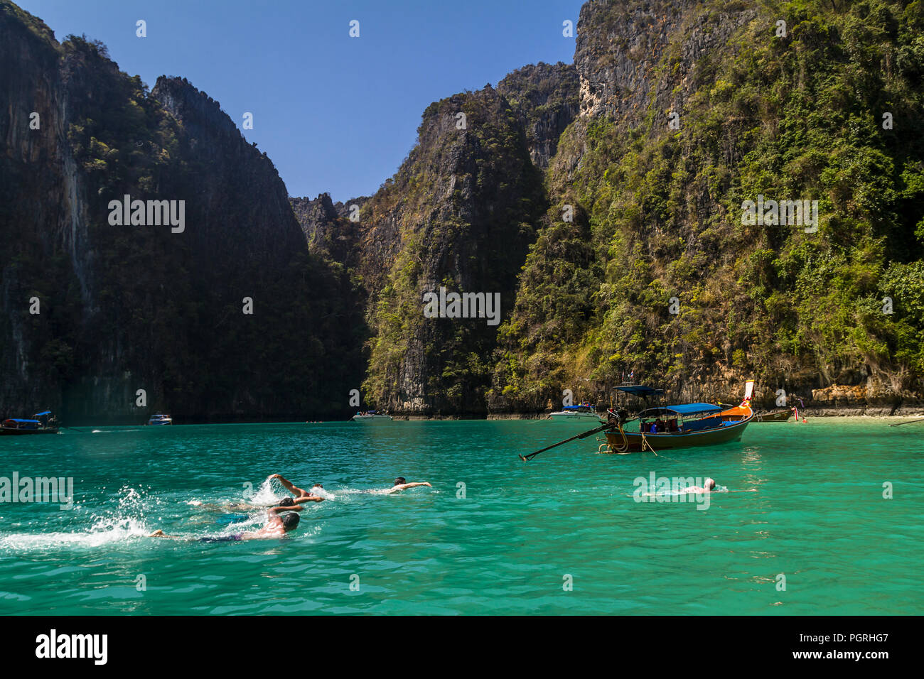 Gruppe der Schwimmer Position auf Kho Phi Phi an Land, nachdem sie in das Wasser von Ihrem longboat sprang. Stockfoto