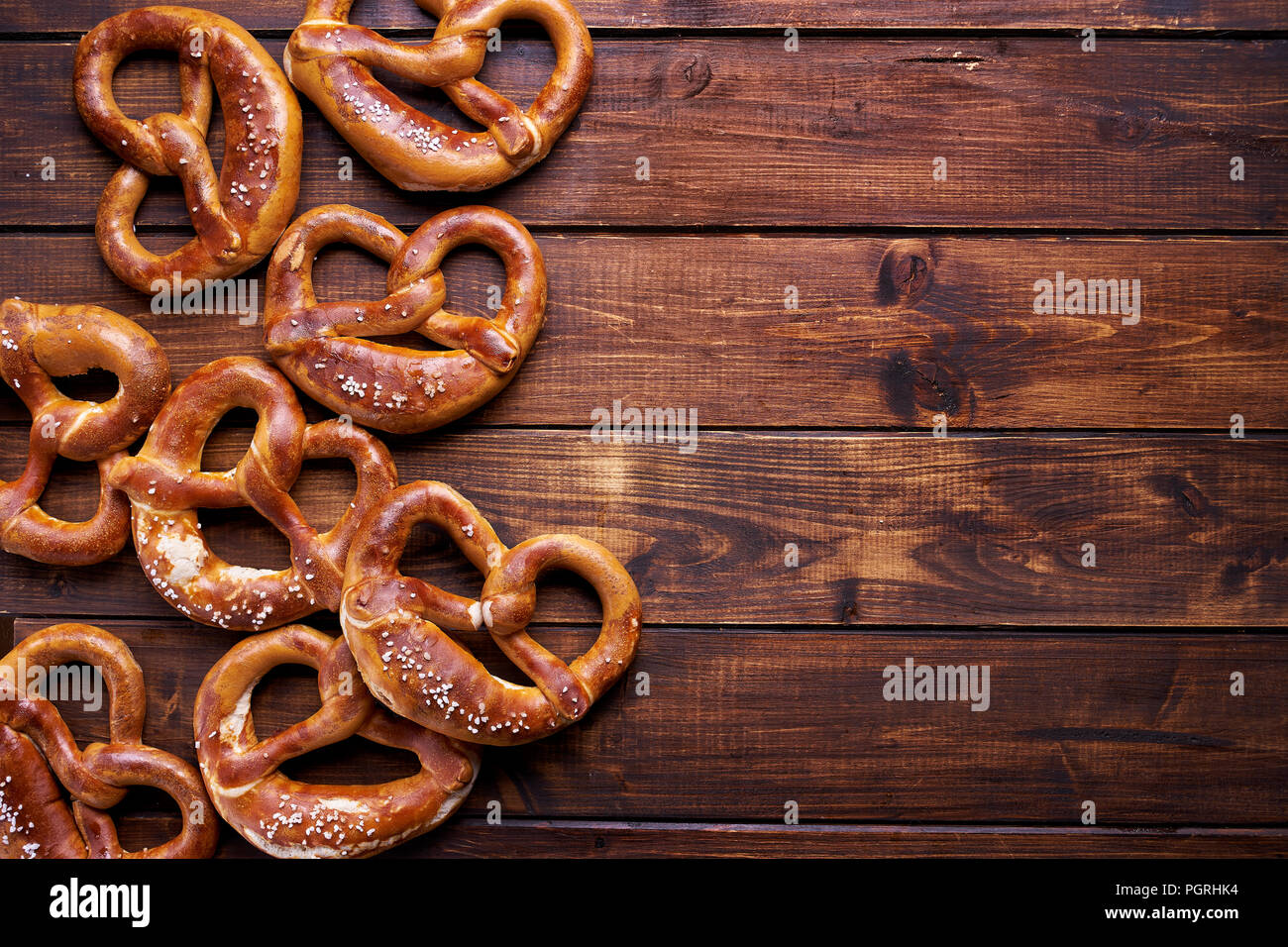 Ansicht von oben viele Brezeln auf hölzernen Hintergrund Stockfoto