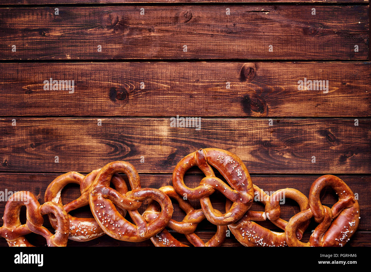 Ansicht von oben viele Brezeln auf hölzernen Hintergrund Stockfoto