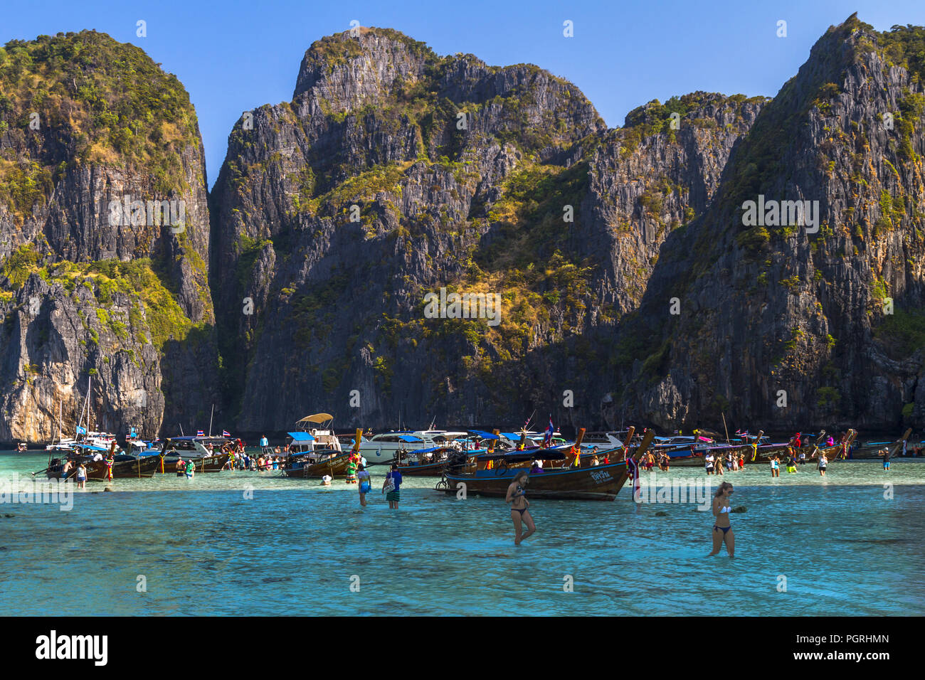 Editorial: März 2016, Thailand Insel, schöne turquose Wasser in einer Bucht mit Felsen auf der Krabi Phi Phi Inseln. Lange Boote und Menschen sind "Laden" Stockfoto