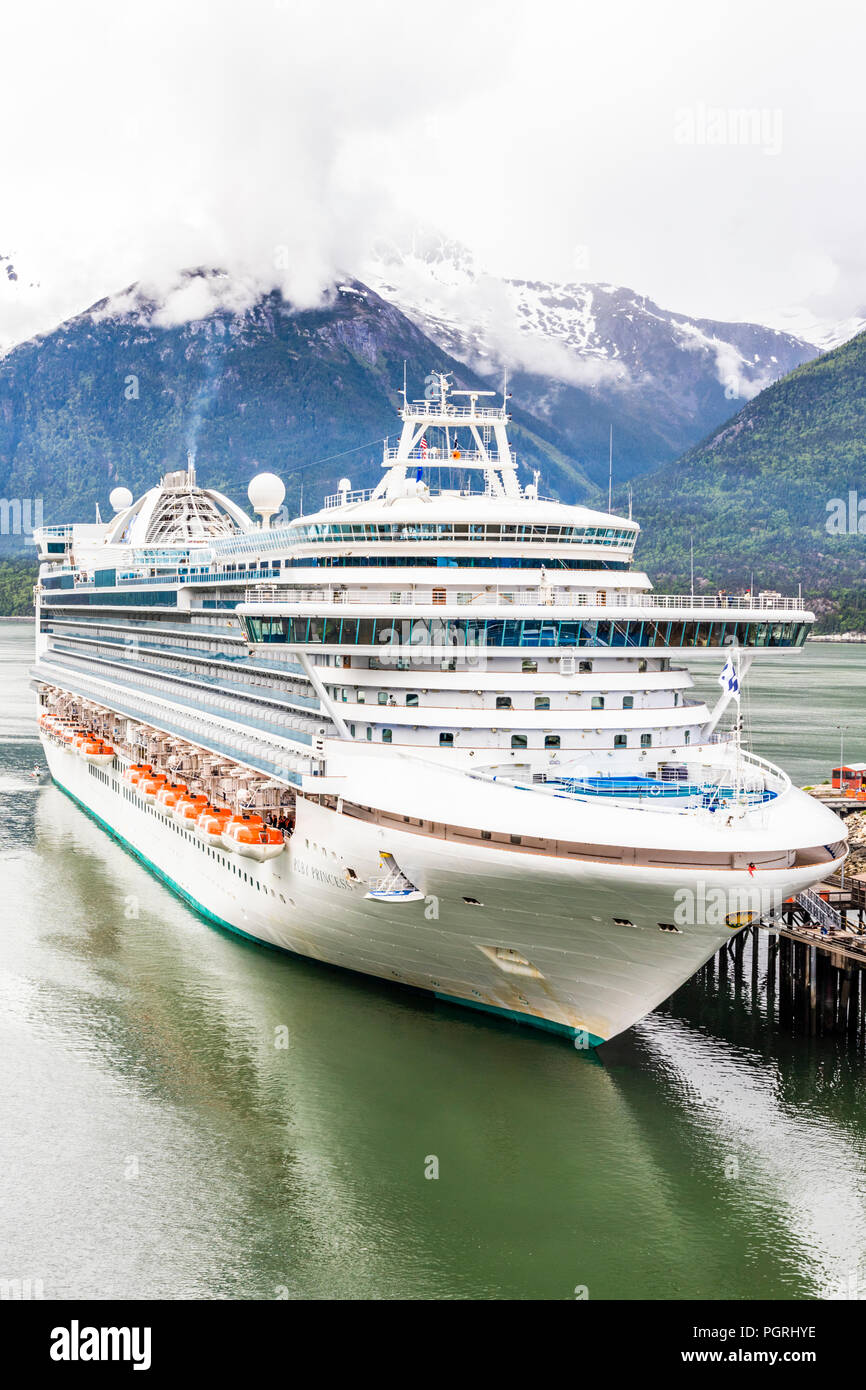 Princess Cruises 'Ruby Princess' im Hafen von Skagway, Alaska, USA Stockfoto