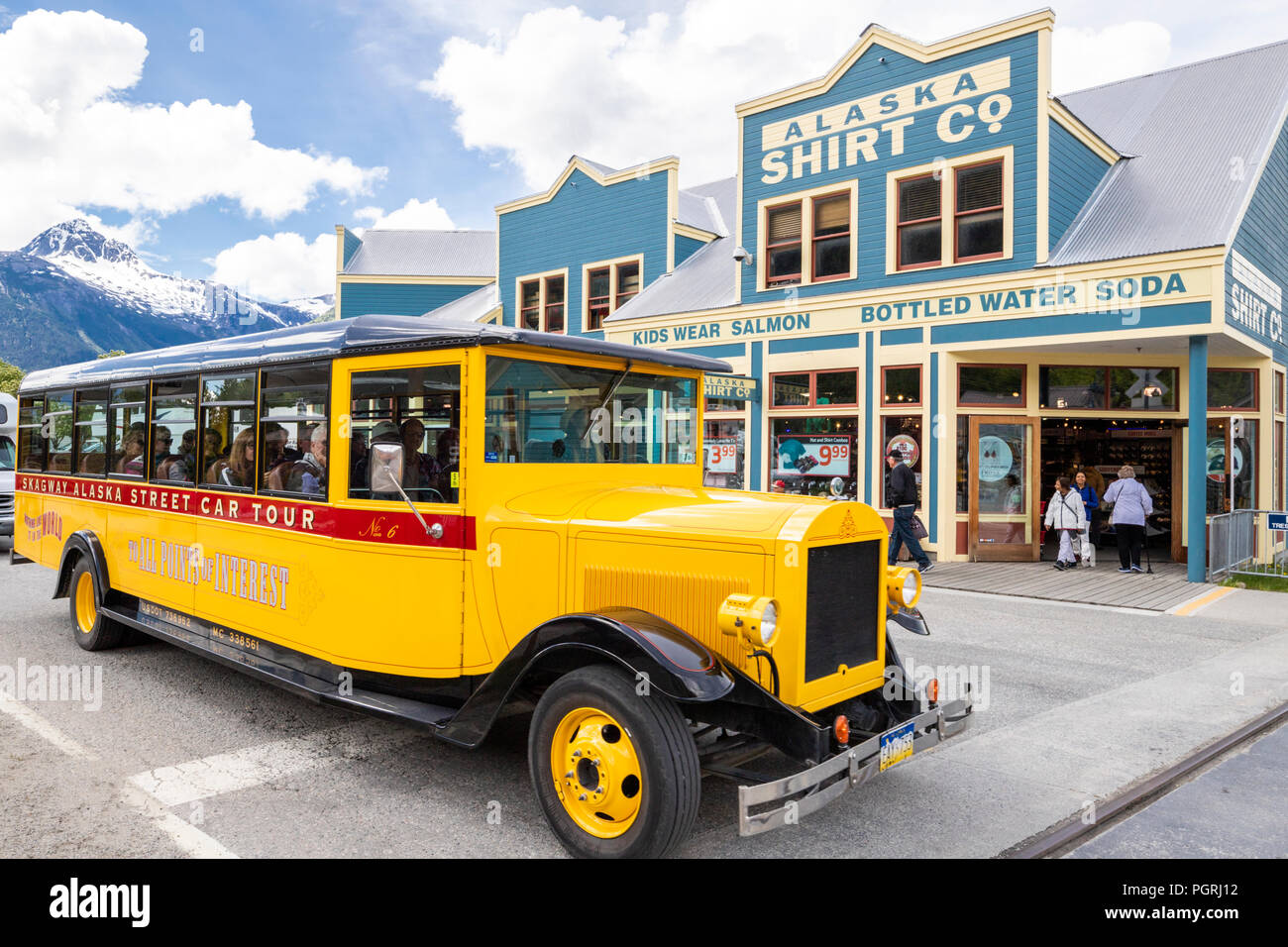 Die skagway Alaska Straße Auto Tour Bus vorbei an der Alaska Shirt Co.in Skagway, Alaska USA Stockfoto