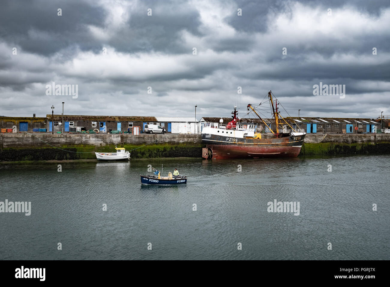 Kleines Fischerboot Rückkehr zum Hafen, in Newlyn. In Newlyn, Cornwall, England. Juni 2018 20. Stockfoto