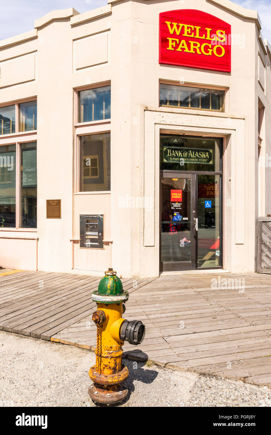 Ein Hydrant außerhalb der Wells Fargo Bank von Alaska in der Hauptstraße in Skagway, Alaska USA Stockfoto