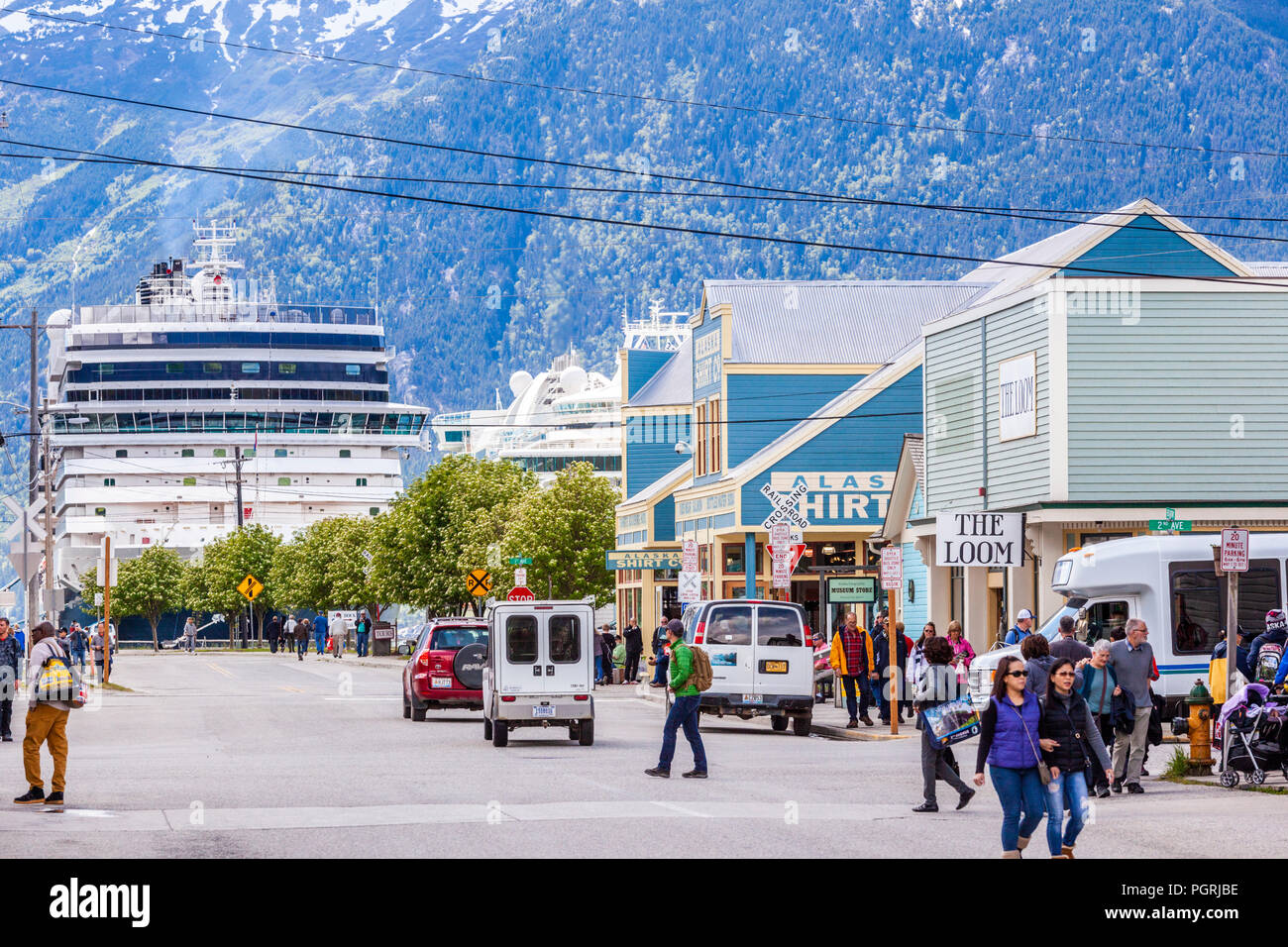 Kreuzfahrtschiffe im Hafen ganz in der Nähe der Geschäfte in der Hauptstraße in Skagway, Alaska USA Stockfoto