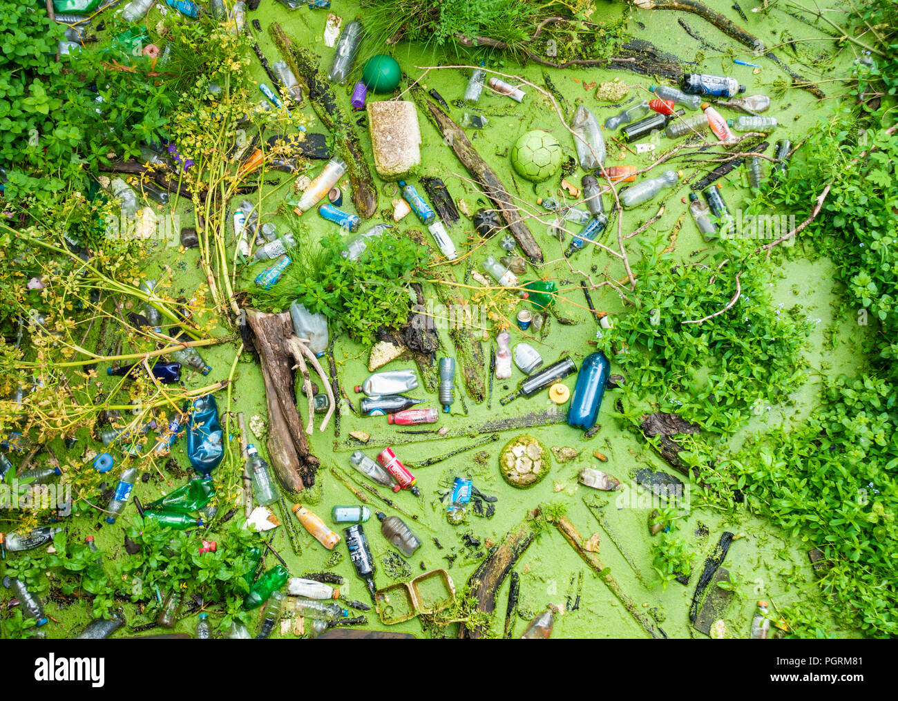 Kunststoff Flaschen und Müll in UK Fluss Stockfoto